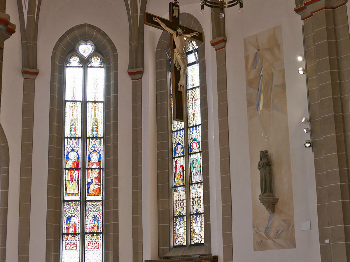 Malerischer Spiegel an der gotischen Madonna in St. Crescentius (Foto: Karl-Franz Thiede)